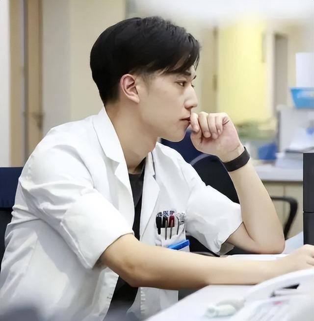 这部影片中认识他,本以为只是简单的演员,未曾想真实从事着医生工作