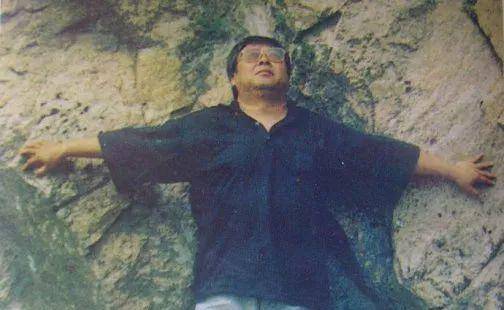 01路遥于1949年12月2日出生在陕北,本名叫王卫国.