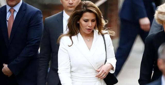 三,哈雅打赢离婚官司,老国王放出出轨丑闻2019年开始,哈雅王妃在英国