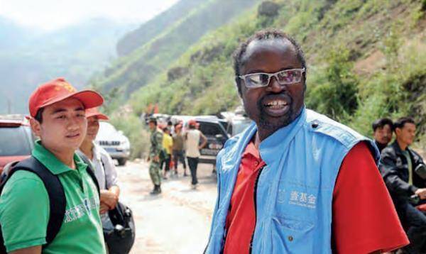 原创世界首位黑人中医博士在中国行医30年满口四川话药方字潇洒