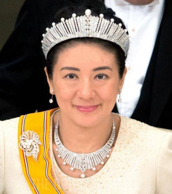 原创20岁的爱子公主放弃定制王冠两位堂姐王冠价值百万她却只能借