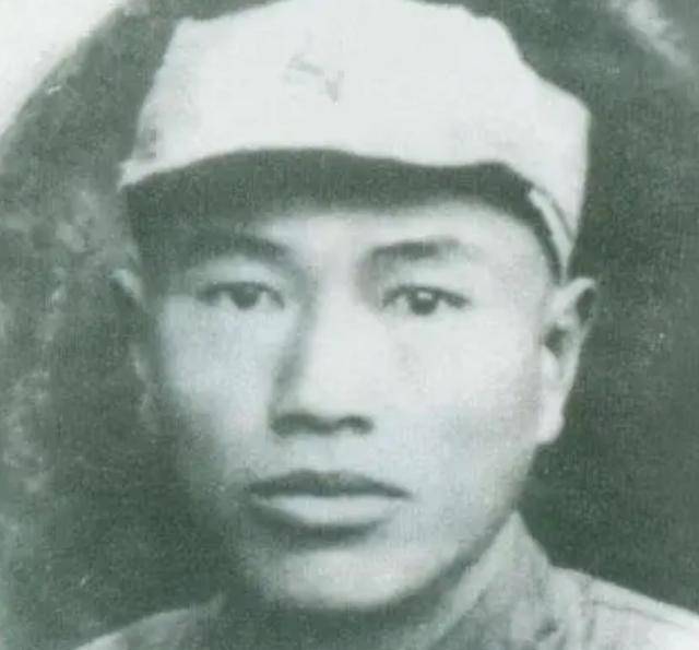 小战士从报纸上认出父亲指导员却说别乱想了他可是部队首长