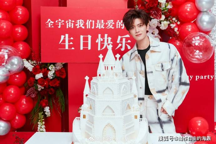 任嘉伦横店举办35岁生日会与粉丝合影分享蛋糕