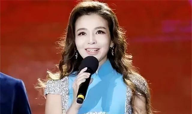 央视主持人朱迅49岁瘦成一片树叶19岁儿子帅过老爸