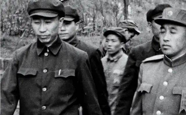 小战士从报纸上认出父亲指导员却说别乱想了他可是部队首长