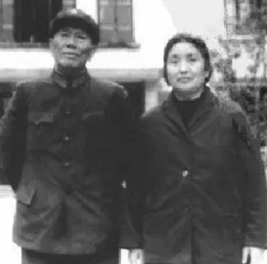 小战士从报纸上认出父亲指导员却说别乱想了他可是部队首长