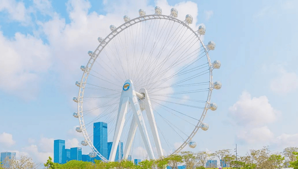 在128米的高空360°看海最为吸引人其中,"湾区之光"摩天轮欢乐港湾是