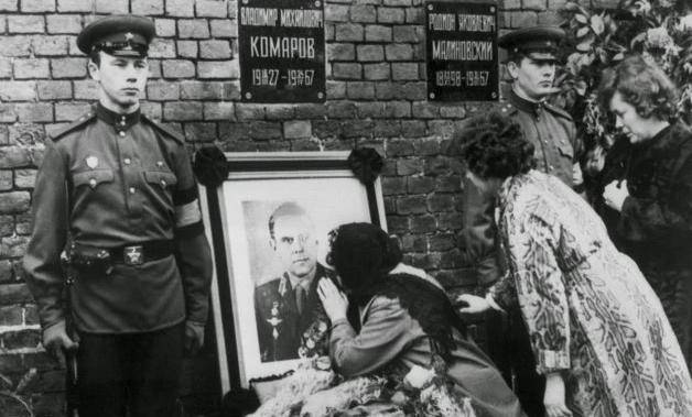 在莫斯科举行的国葬仪式上,有15万人前往送行.