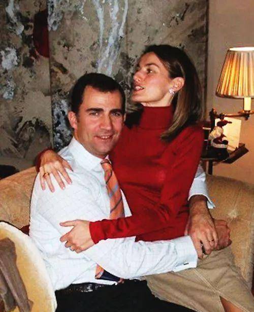 如今,这个女人即将嫁进王室,享有无尽的荣华富贵,这使得阿隆索忍无可