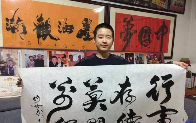 原创书法神童何世龙11岁四字卖出11万如今直播为何被骂骗子