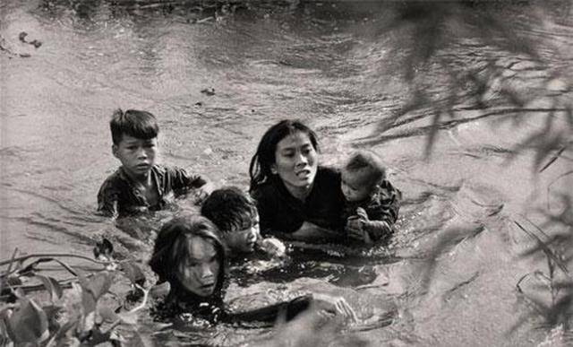 越战真实场面回顾:最后带着自己孩子涉水逃难的母亲,让人感动