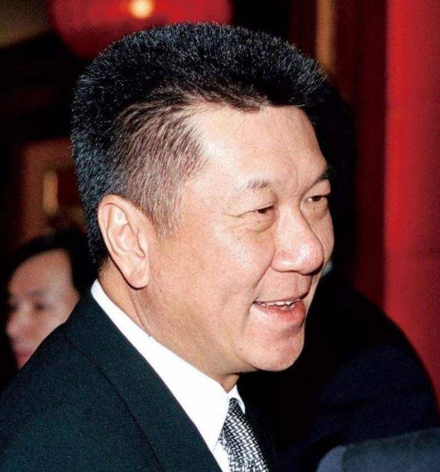 赌王何鸿燊的大哥,曾救了十几万人命,儿子还是首任澳门行政长官_何贤