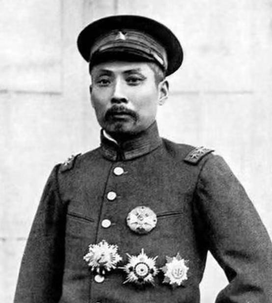 三,雪中送炭黎元洪之所以会从大总统的位置下退下来,是因为他当初做错