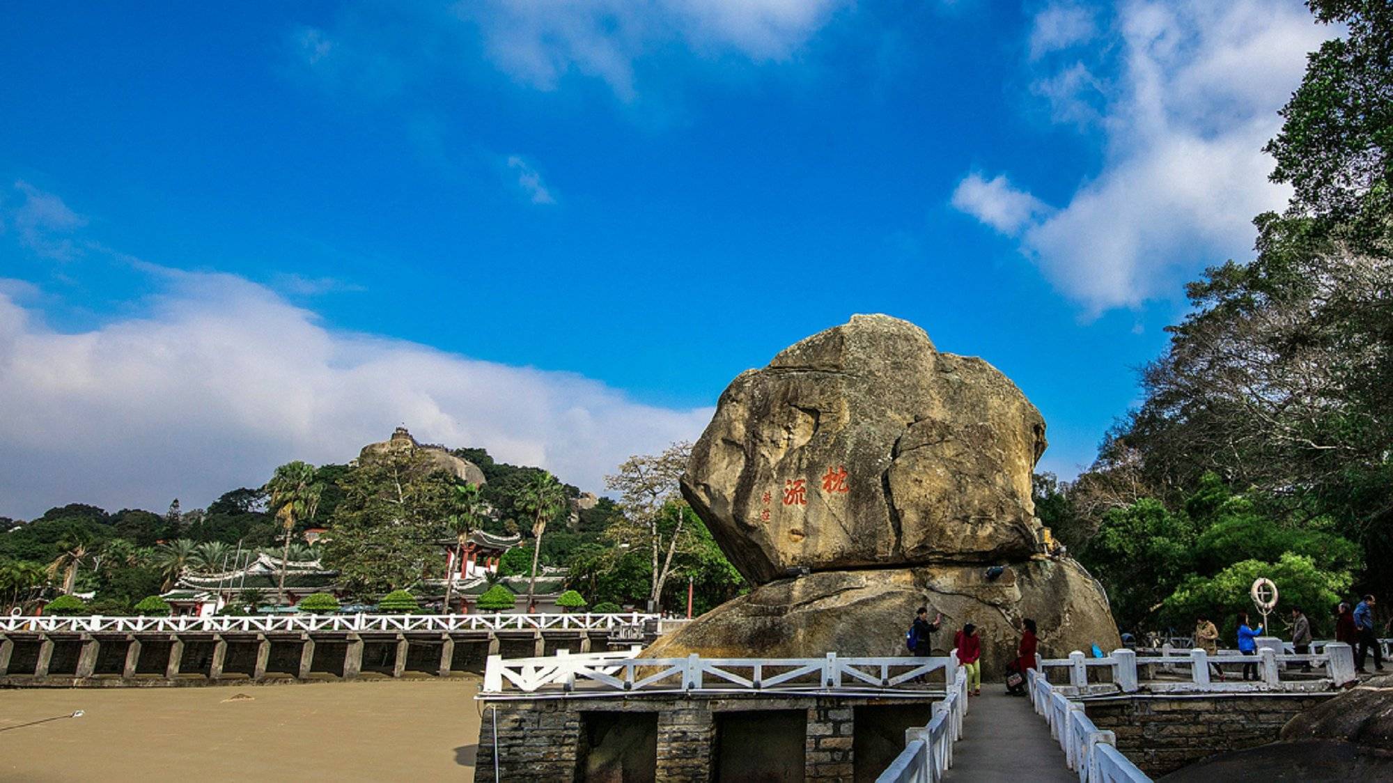 厦门的旅游景点丰富多样,其中鼓浪屿,南普陀寺,环岛路,曾厝垵等都是不