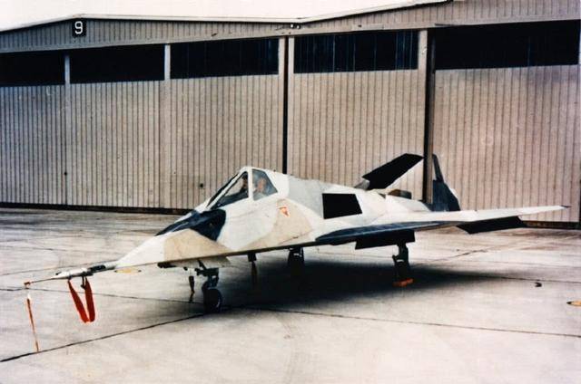 f117的服役周期极短也是命中注定的,因为从某些方面看,f117和f14的