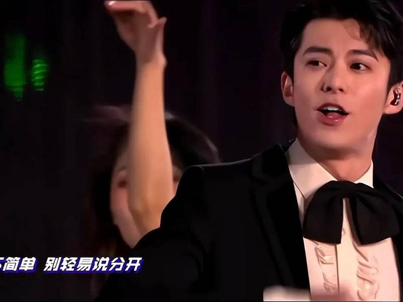 第二次是两年后,2020-2021的跨年,这次王鹤棣演唱《爱存在》以及和f4