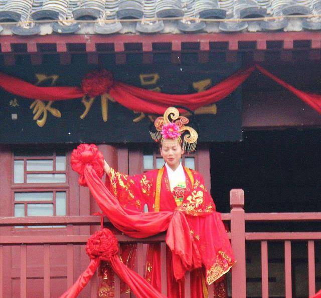 原创绣楼小姐抛的绣球不过是一场资本联合的游戏藏着旧社会的黑暗