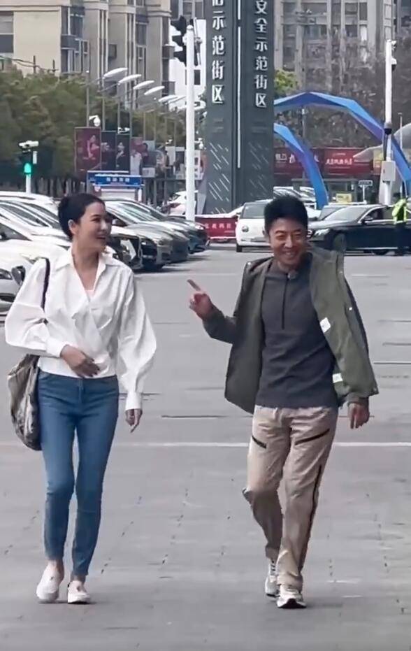 是话痨本质没错!撒贝宁张馨予大街上热聊不停-搜狐大视野-搜狐新闻