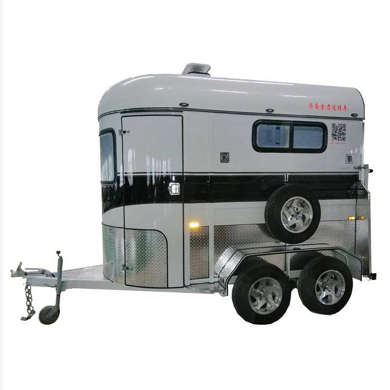 拖挂车内部设有床铺,厨房,卫生间等设施,可以满足人们在旅行中的居住