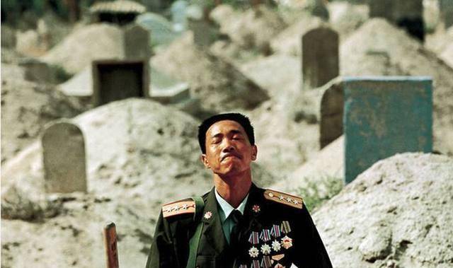 原创还记得这个运输兵吗他在亡妻坟前一跪感动亿万人如今已是政委