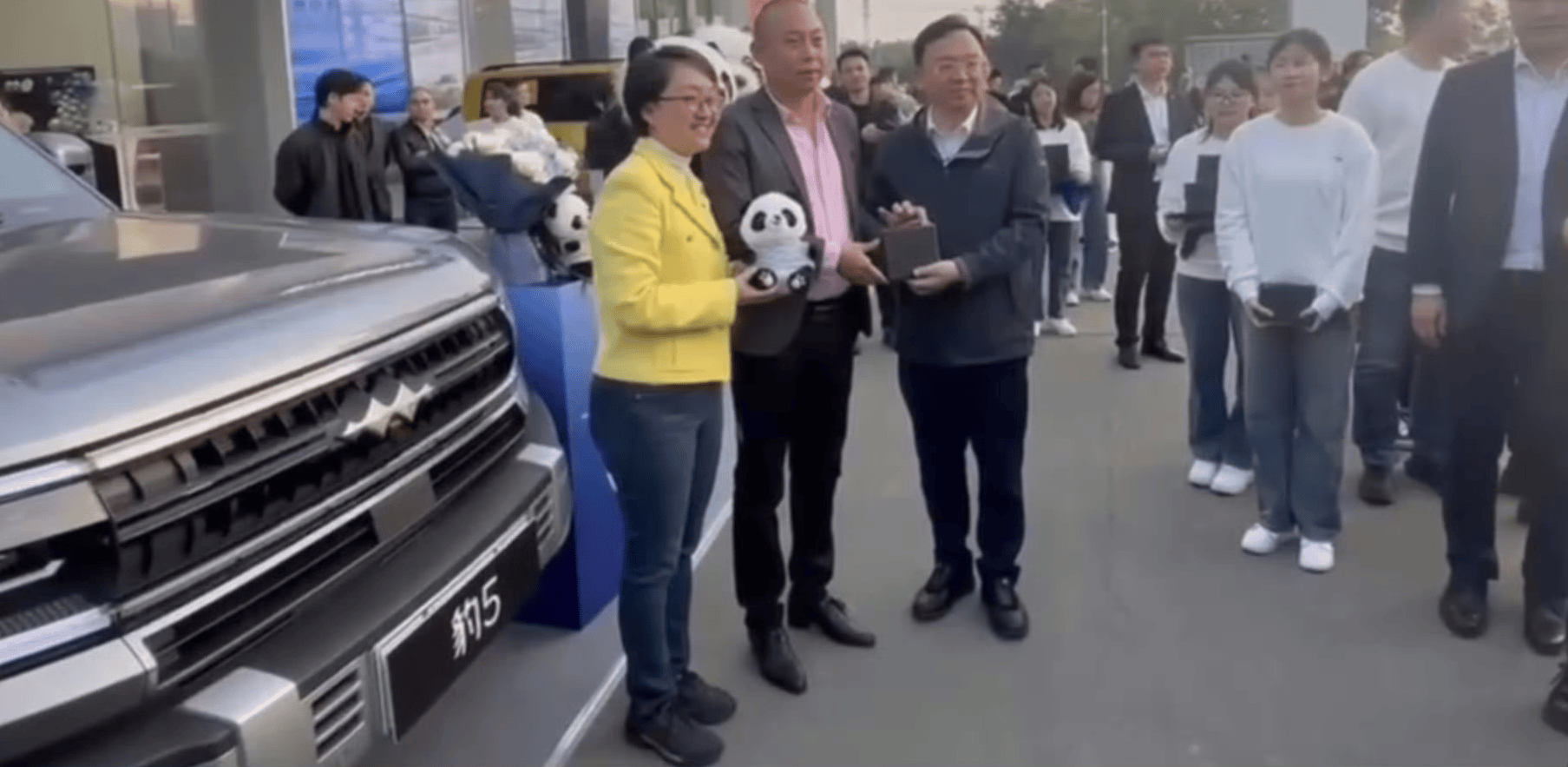 比亚迪总裁王传福冒雨走访县乡市场,网友:低调的不像个老总