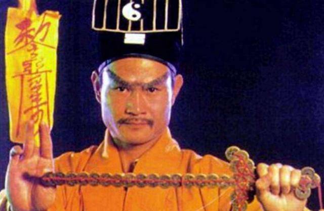 说起港星林正英,就和他拍摄的僵尸片会连到一起,说起僵尸很多人妒是