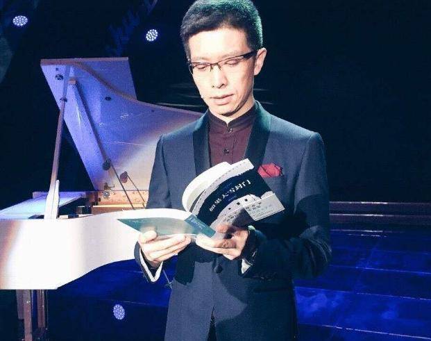 朱广权专业课不及格坐了3年冷板凳靠段子杀出一条路