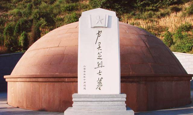 1947年,残暴的敌人将尹灵芝铡成三截,牺牲时的她,才16岁