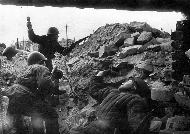 另外一个国家也对苏联发动了进攻,那就是苏联北部的小国芬兰,他们进攻