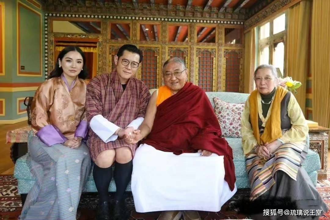 原创不丹佩玛王后清新形象新出炉和旺楚克国王出席活动扮演好自己的