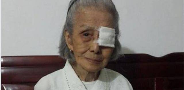 张淑英的心灵受到沉重的打击,她四处寻找,但却得不到答案.