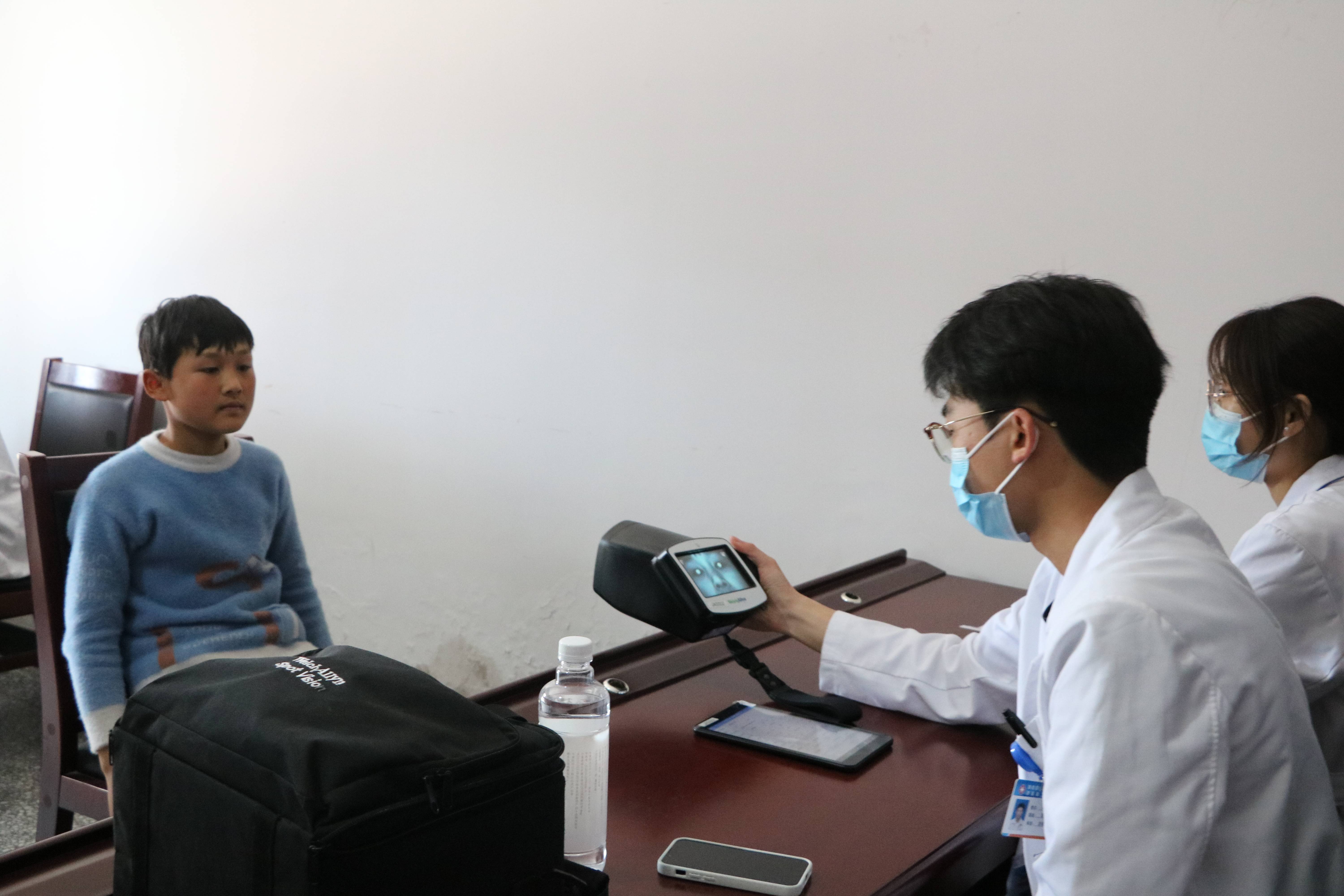 关爱健康关注成长沛县张寨镇青墩寺小学开展全体学生健康体检活动
