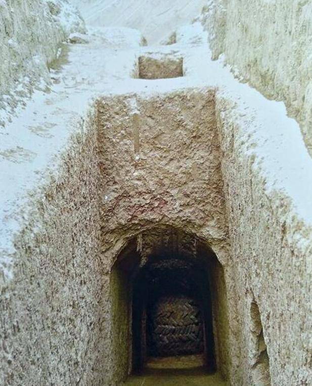 秦汉时期,人们的墓葬多采用覆斗式.