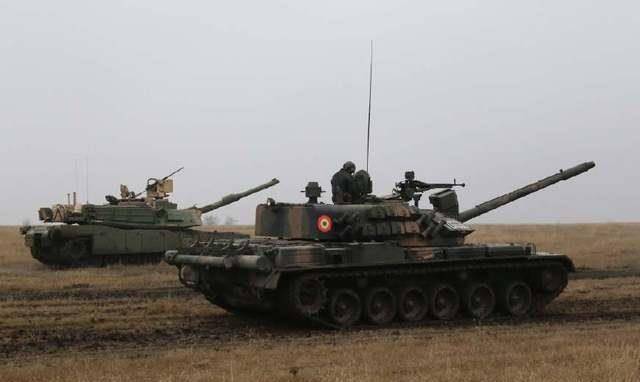 原创罗马尼亚与美军坦克联演两军指挥官竖起大拇指相互点赞