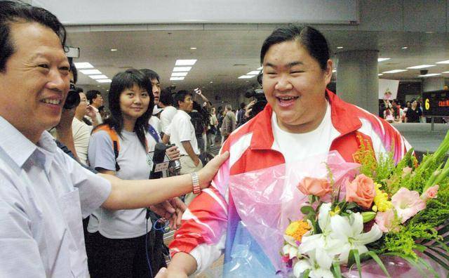 17年前,她拼死一举夺得奥运冠军,奖励200万,却因500元差点辍学_唐功红