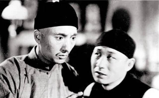 反派之王演黄世仁被观众打演南霸天被群演打