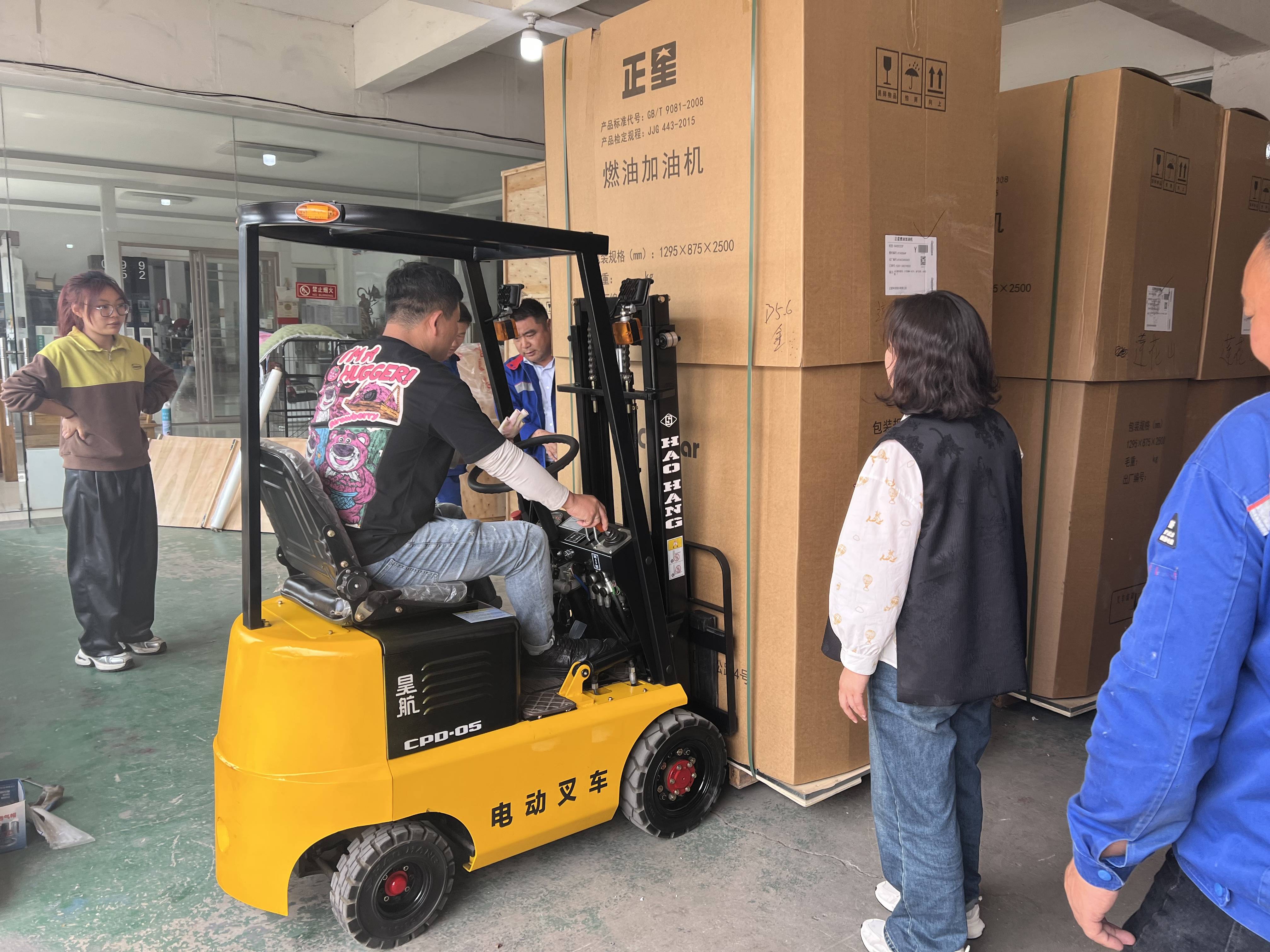 四轮座驾式小型电动叉车0.5吨搬运小叉车