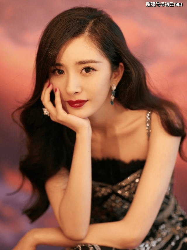 杨幂出道时已经是绝美女神?齐刘海旧照曝光引发热议!