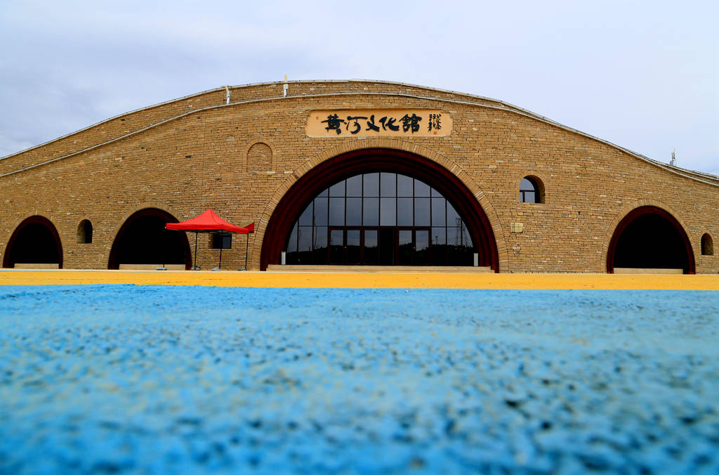 这里以黄河为界,南是山西的偏关县,北是内蒙古的清水河县,西邻