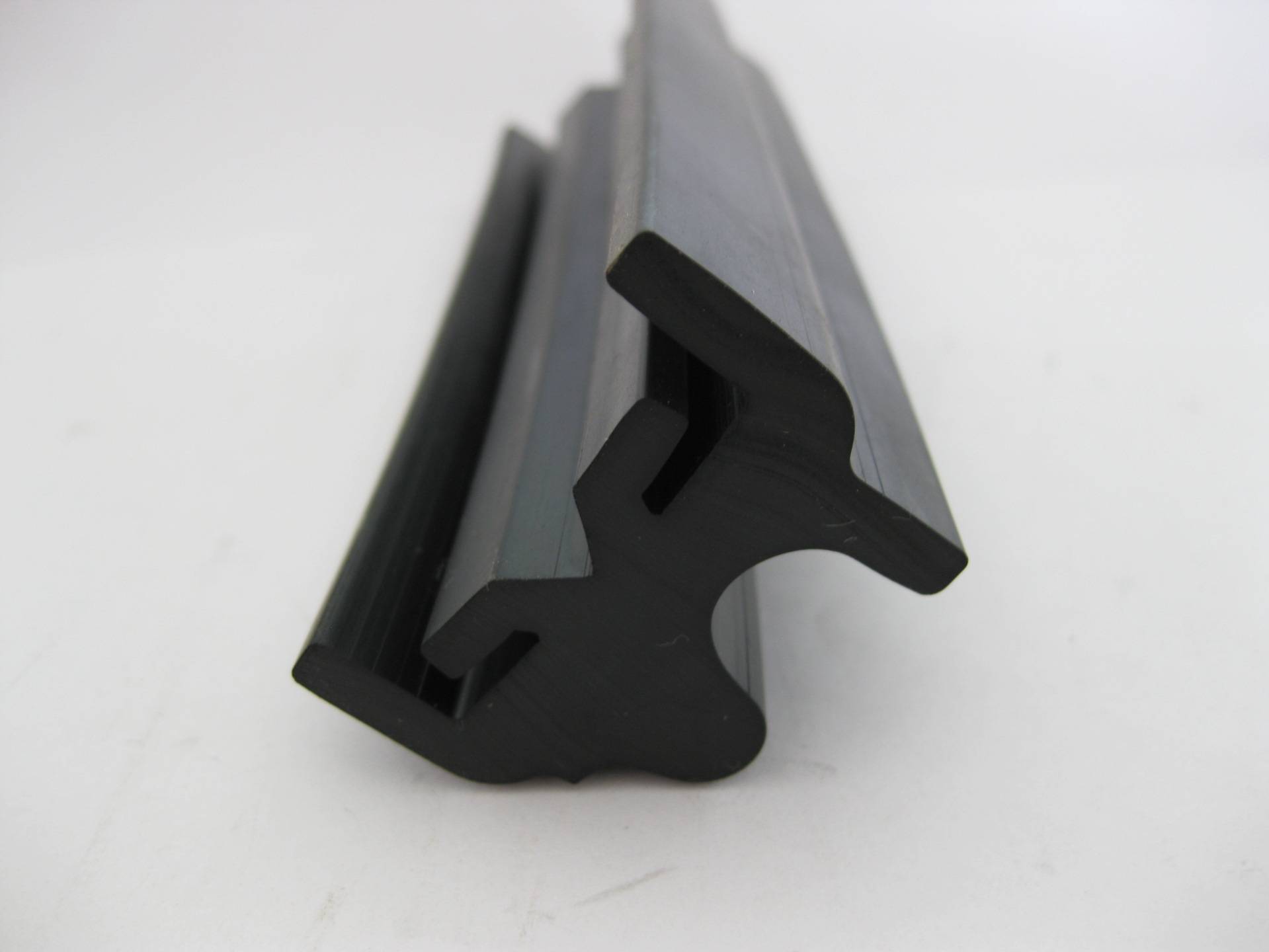 怎样有效解决挤出型材表面粗糙问题