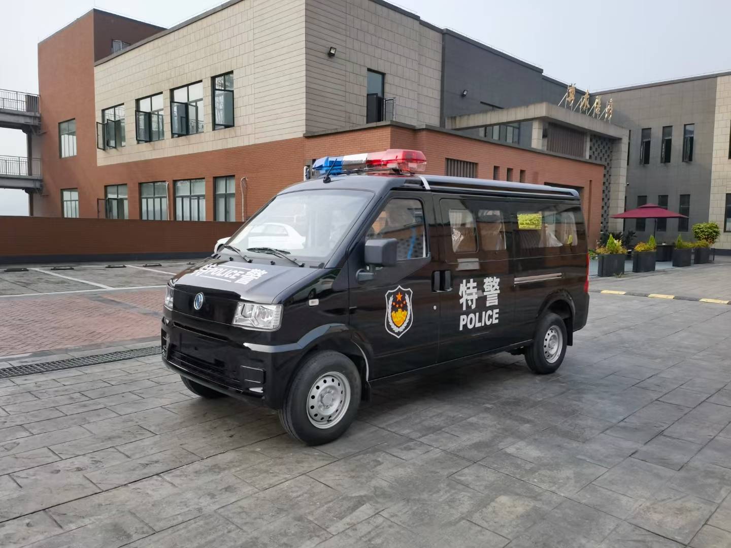 畅享绿色出行,7座纯电动巡逻车续航300 ,全国送货上门全国联保!