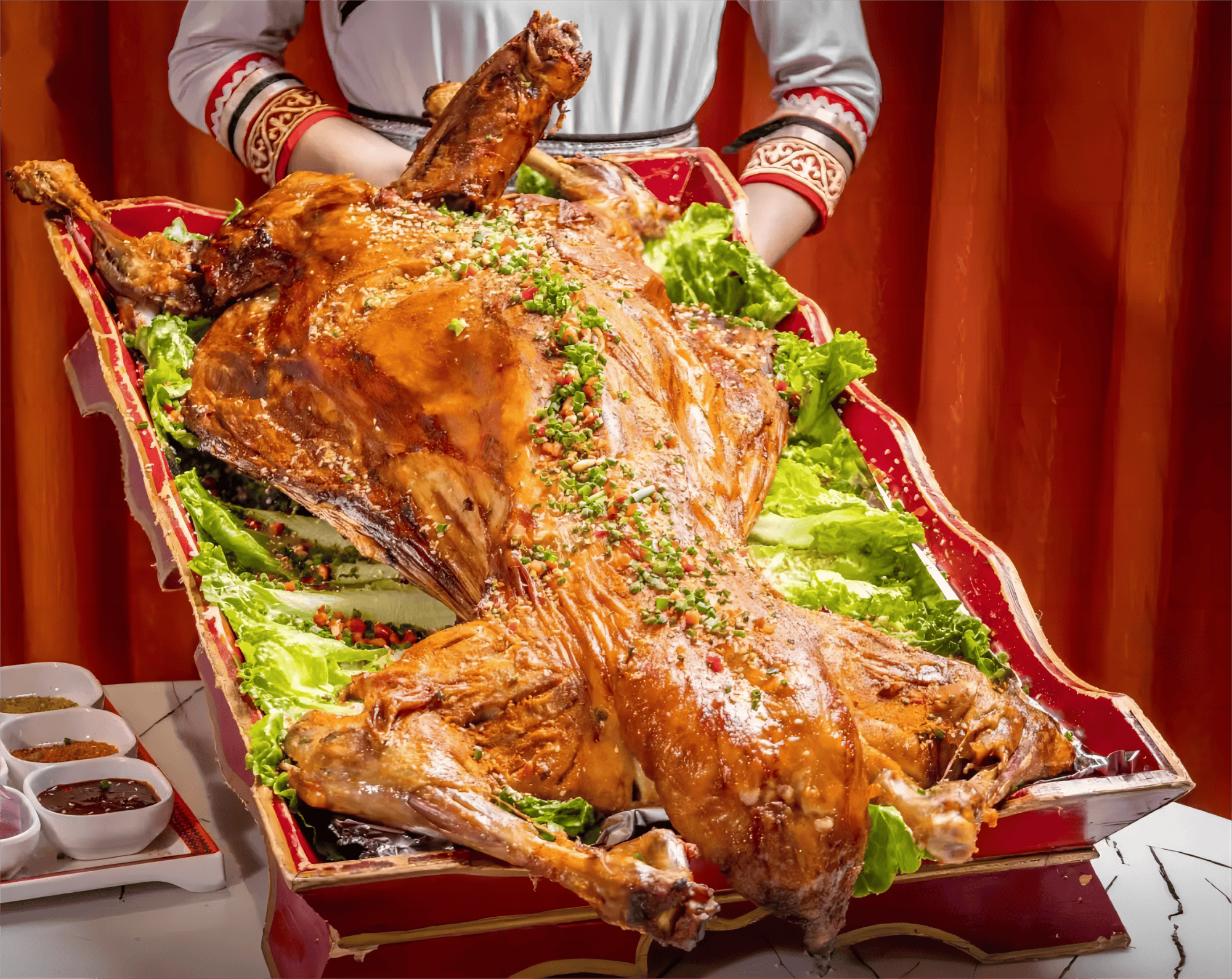 烤全羊(作为蒙古族传统宴席上的压轴大菜,烤全羊以其独特的制作工艺和