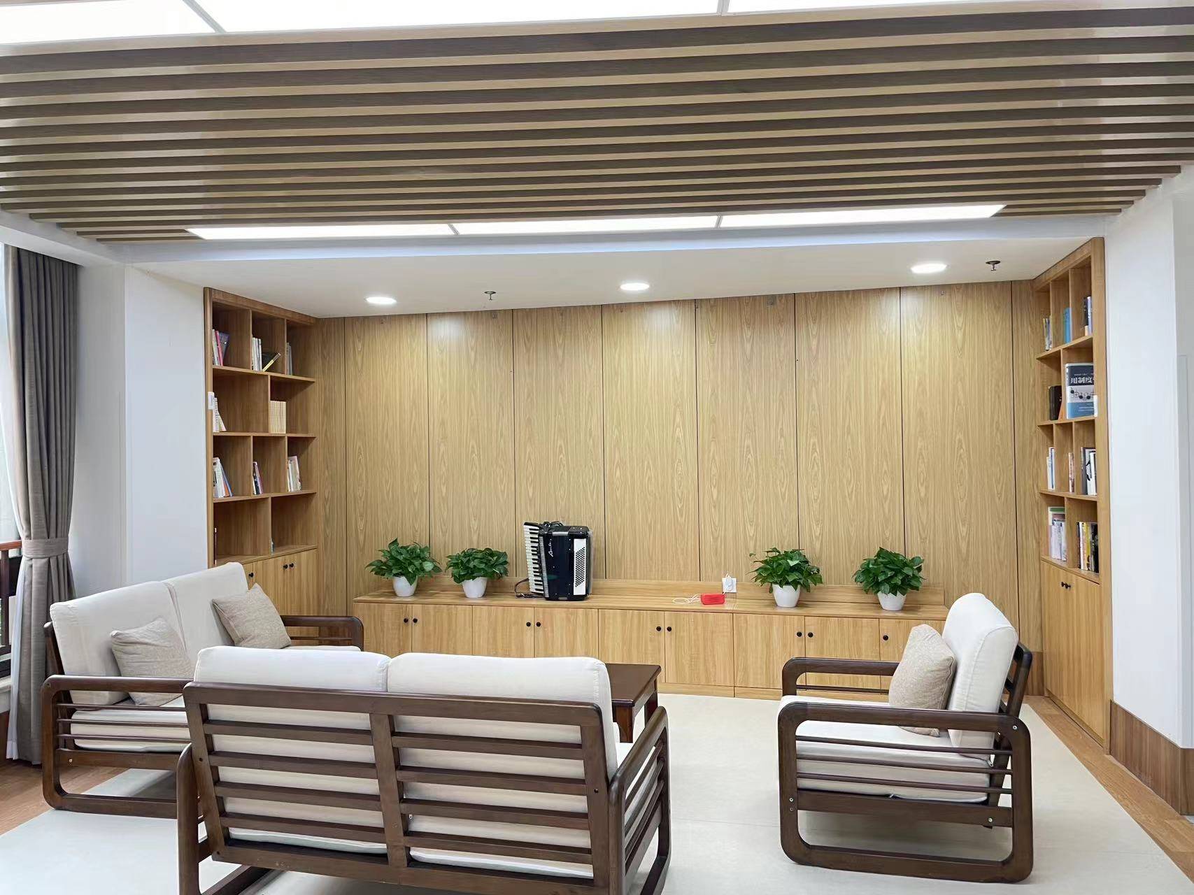 院内的医疗机构设有专业的医务室,配备了专业的医生和护士团队.