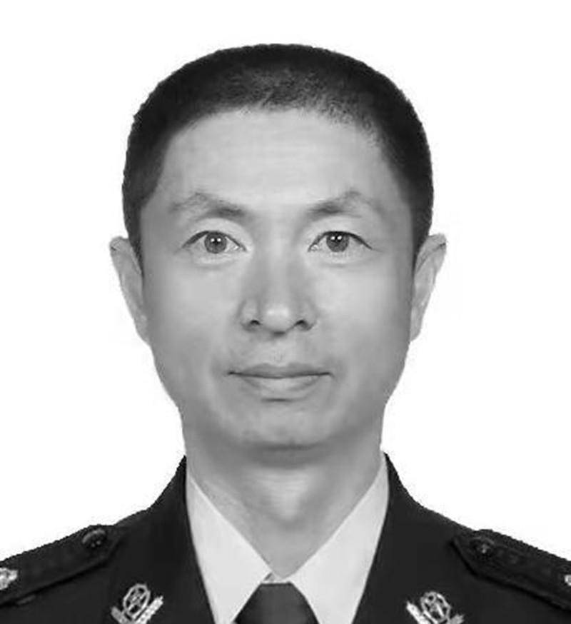 2021年,一座城送别一个人,葬礼现场:111871,请归队