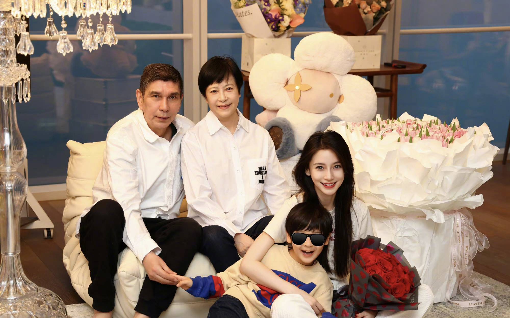 黄晓明angelababy迪士尼共度亲子时光,展现离婚后友好共育新篇章