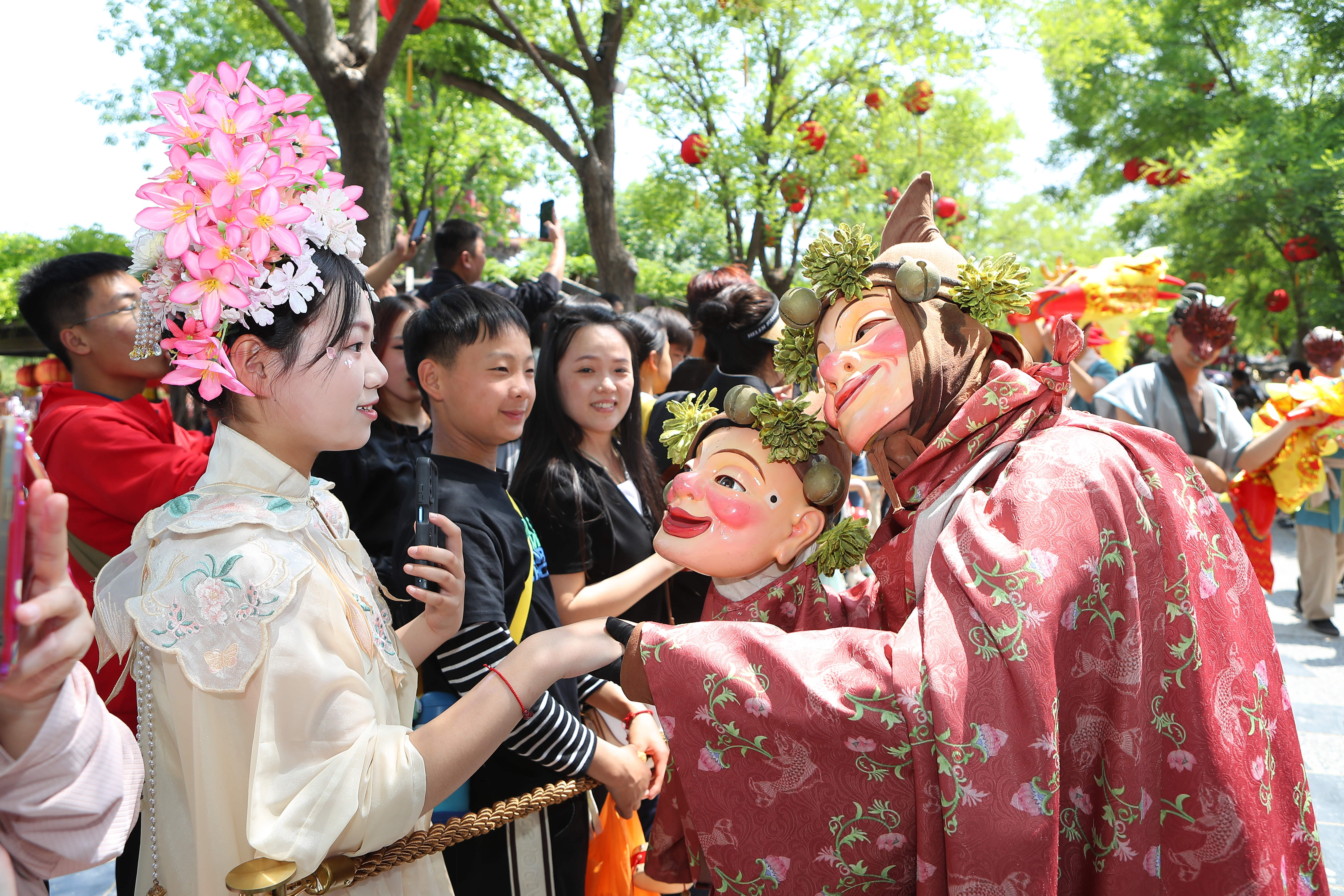 清明上河园:人气火爆!秩序井然!每天200场演出精彩不断!