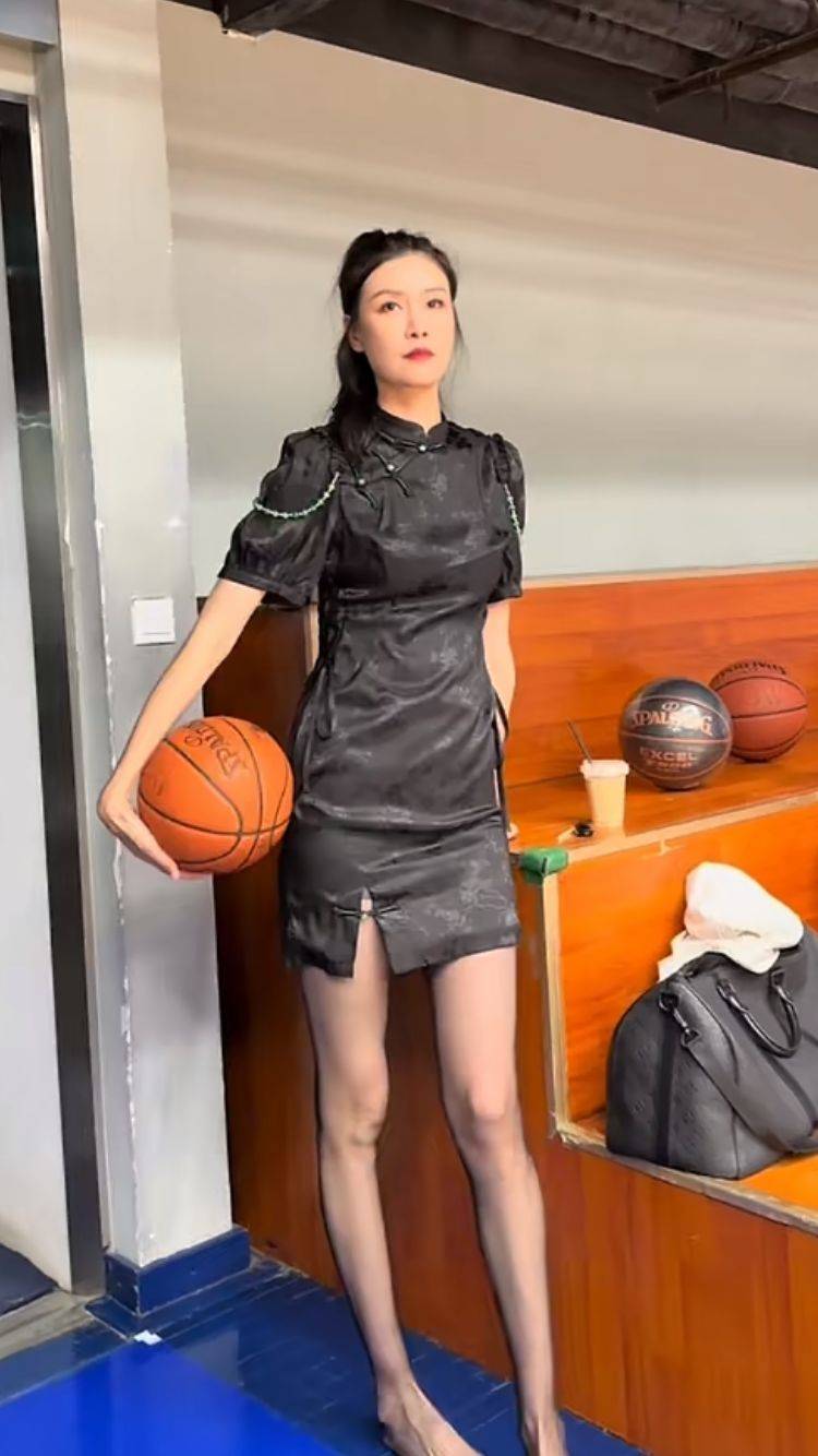 众所周知,许诺是中国女篮国手,身高1米95,是中国女篮的国手中锋.