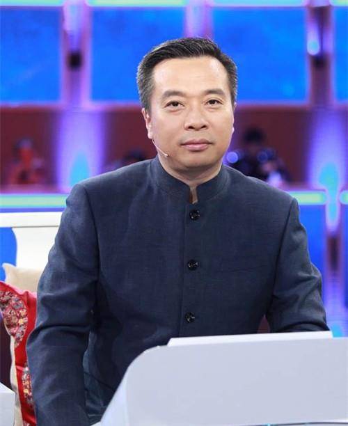 北师大教授康震,诗词大会上即兴赋七绝诗一首,却让自己跌落神坛