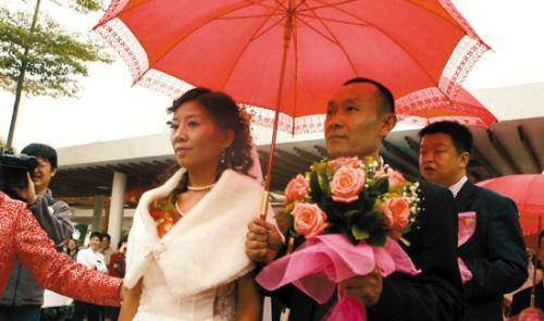 地震背亡妻回家的吴加芳:没有那么多煽情和复杂,只不过是平常事