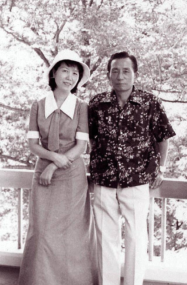 韩国的第29个光复节,朴槿惠的父亲韩国总统朴正熙与朴槿惠的母亲